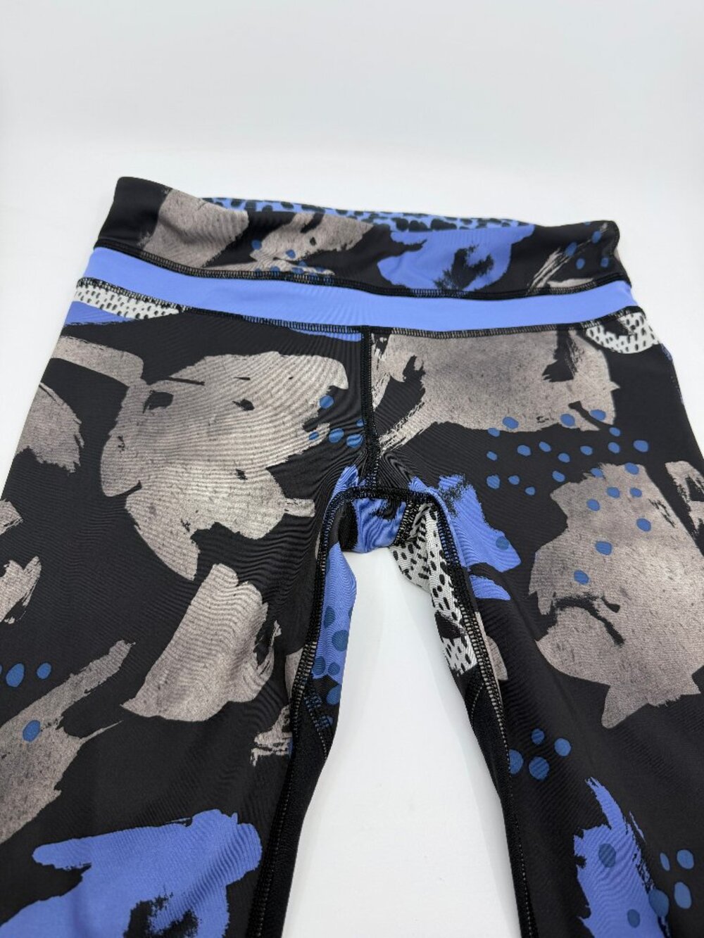 Lululemon Run Inspire Crop II Size 6 Art Pop Blue Grey Mesh Leggings EUC